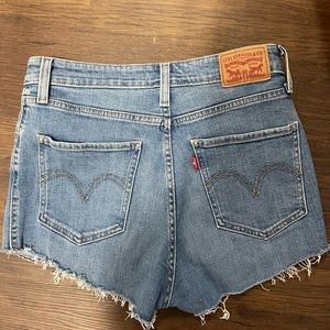 High waisted Levi’s shorts tight fit